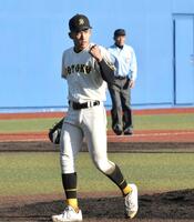 　最後の打者を打ち取り、ガッツポーズする崇徳・徳丸（撮影・高橋涼太朗）