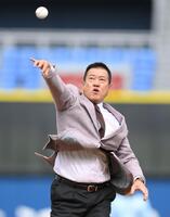 　始球式を務めた原辰徳氏（撮影・伊藤笙子）