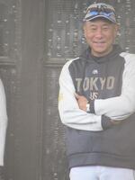 　ブルペンで投手の練習を見守る池山監督