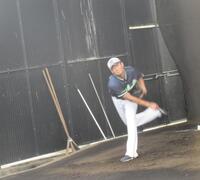 　ブルペンで投球を行う奥川