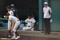 　ベンチで指揮を執る大阪桐蔭・西谷監督