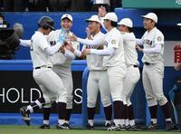 　８回、清宮福太郎（左）は右前打を放ち、ナインから祝福される（撮影・佐藤厚）