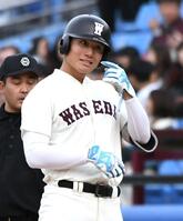 　８回、清宮福太郎は右前打を放ち、笑顔を見せる（撮影・佐藤厚）