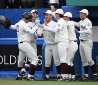 　８回、清宮福太郎（左）は右前打を放ち、ナインから祝福される（撮影・佐藤厚）