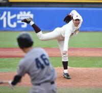 　９回、八木陽（手前）を空振り三振に仕留める早大・田和廉（撮影・佐藤厚）