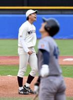 　９回、八木陽（右）を空振り三振に仕留め雄叫びを上げる早大・田和廉（撮影・佐藤厚）