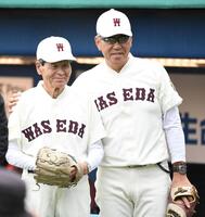 早大・小宮山悟監督（右）と記念撮影する八木沢壮六氏＝神宮（撮影・佐藤厚）