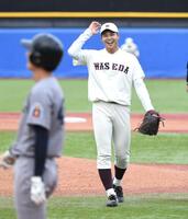 　９回、八木陽（左）を空振り三振に仕留め雄叫びを上げる早大・田和廉（撮影・佐藤厚）