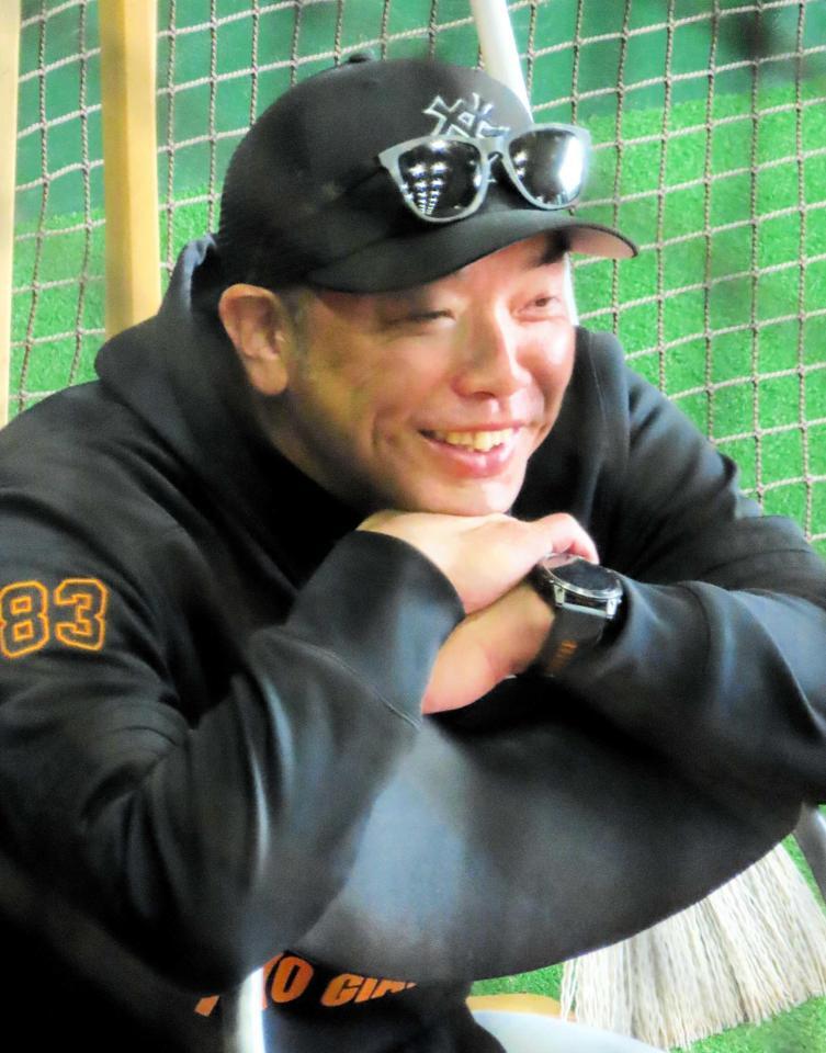 　ブルペンを視察して笑顔を見せる阿部監督（撮影・中田康博）