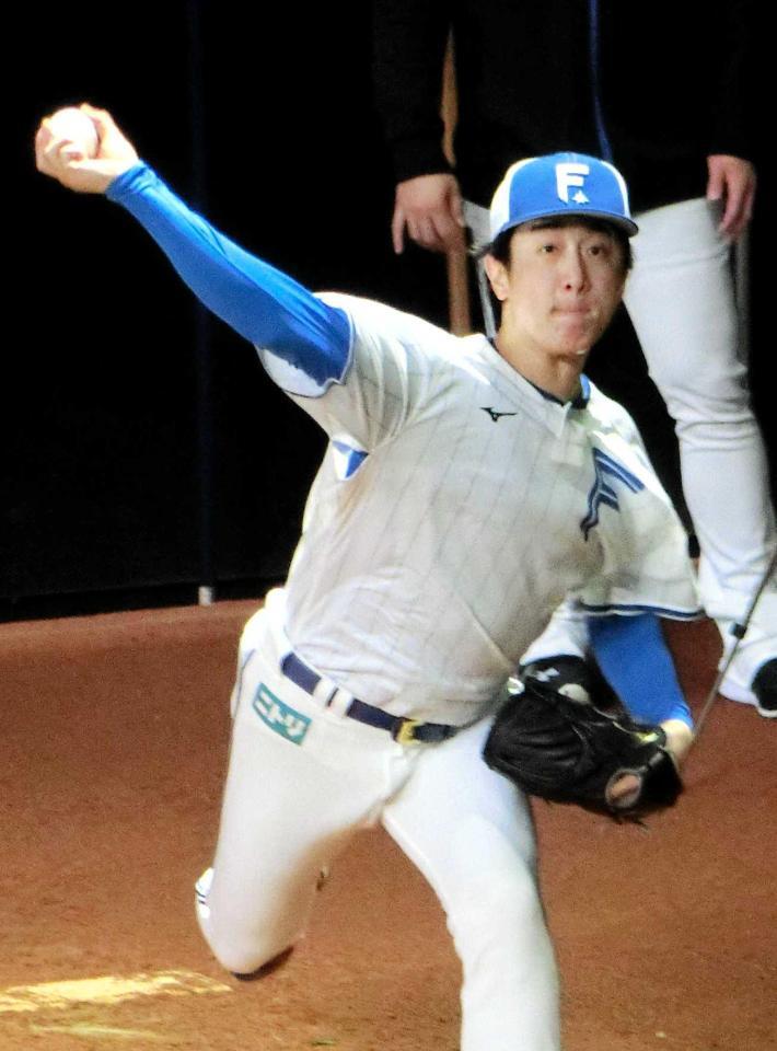 　ブルペンで投球練習をする北山（撮影・藤田昌央）
