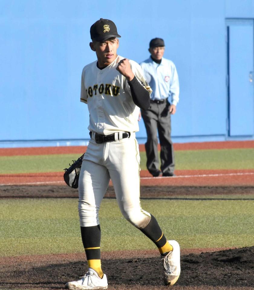 　最後の打者を打ち取り、ガッツポーズする崇徳・徳丸（撮影・高橋涼太朗）