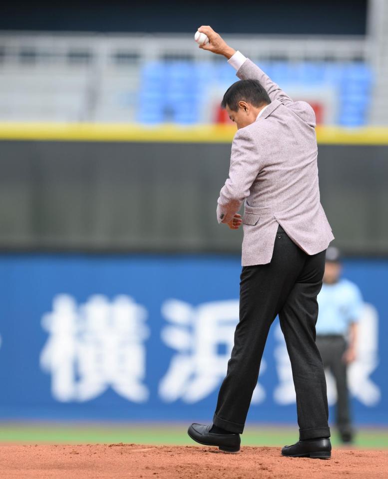 　肩を回しながらマウンドに向かう原辰徳氏（撮影・伊藤笙子）