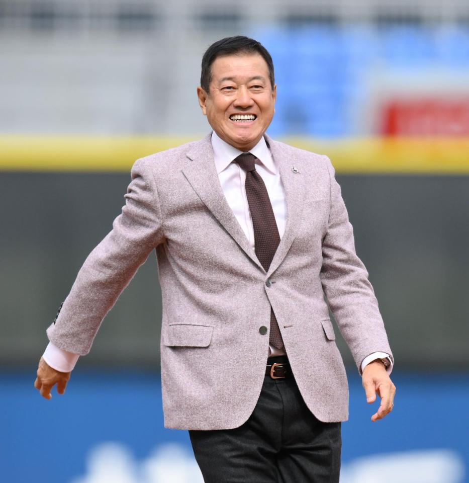　始球式を終え、笑みを浮かべる原辰徳氏（撮影・伊藤笙子）