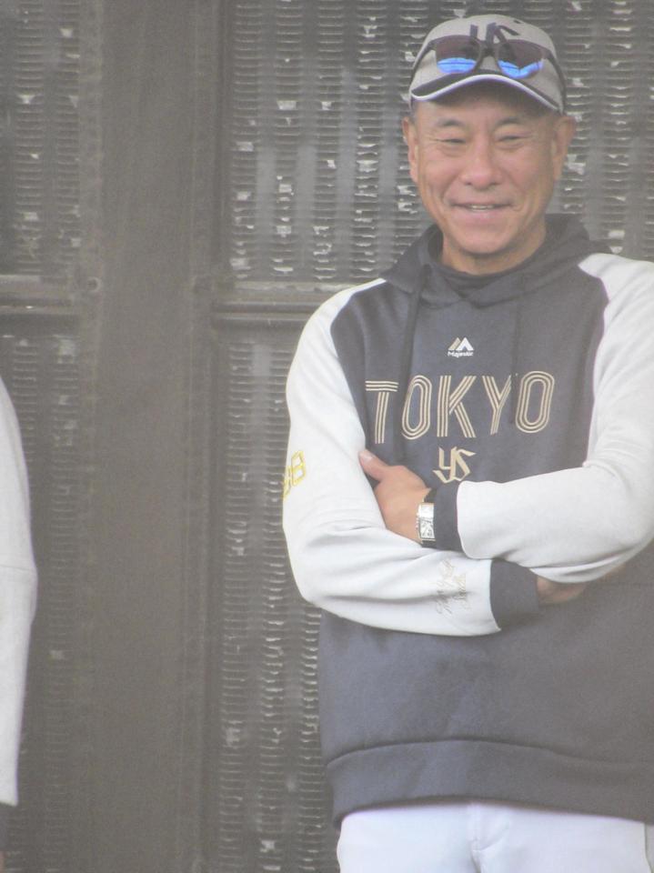 　ブルペンで投手の練習を見守る池山監督