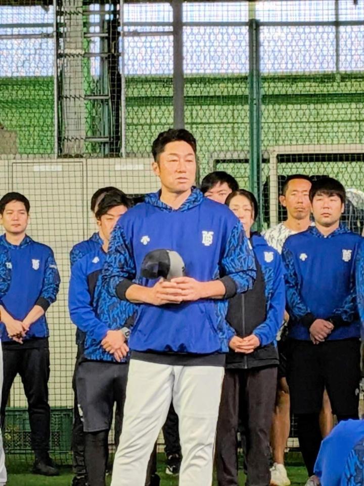 　秋季練習初日に訓示する相川監督