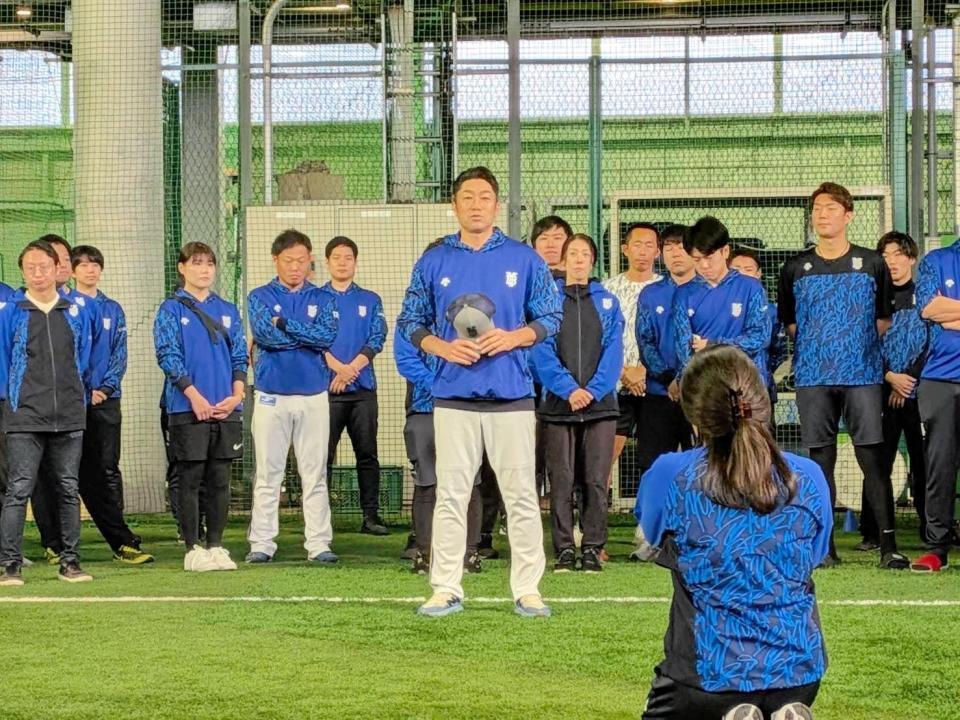 　秋季練習初日に訓示する相川監督
