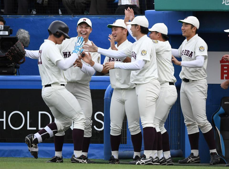 　８回、清宮福太郎（左）は右前打を放ち、ナインから祝福される（撮影・佐藤厚）