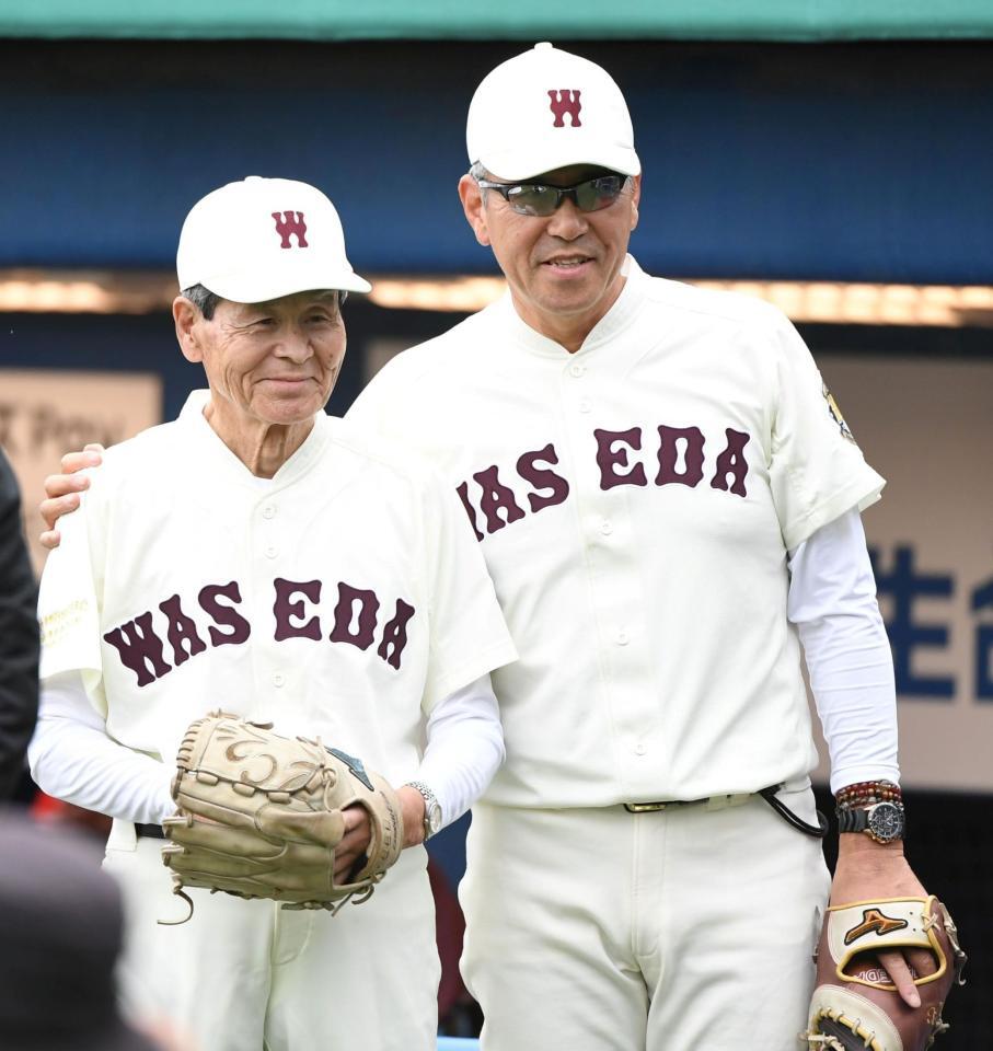 早大・小宮山悟監督（右）と記念撮影する八木沢壮六氏＝神宮（撮影・佐藤厚）