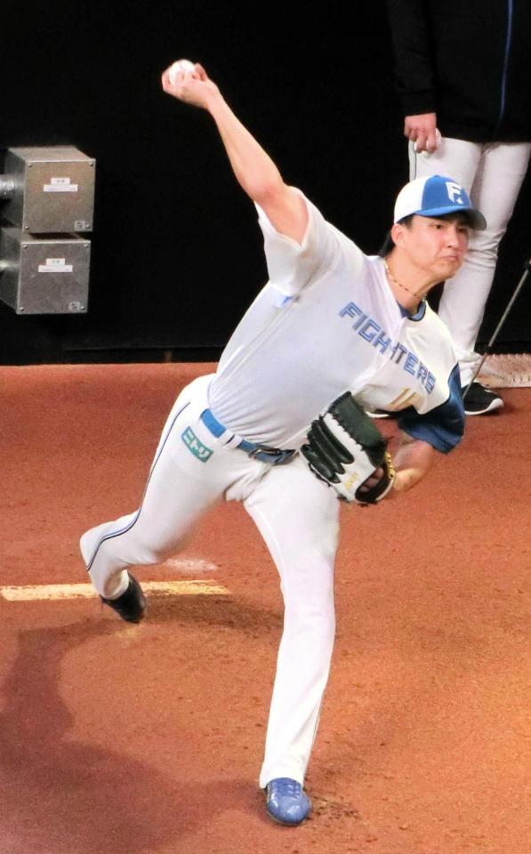 　ブルペンで投球練習をする達