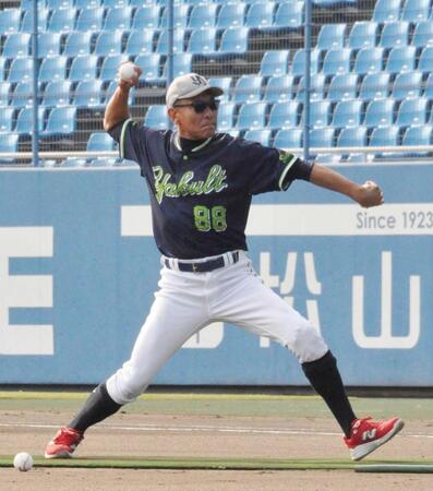 　打撃投手をする池山監督