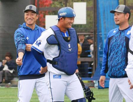 　笑顔で練習を見守るＤｅＮＡの相川監督（左）