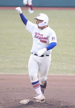 　先制打を放って雄叫びを上げる神戸国際大付・石原