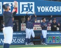 　３回、山田修斗の適時二塁打で喜ぶ創価大・立石正広（撮影・金田祐二）