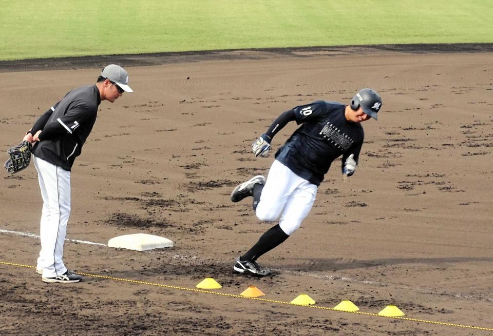 　三本間をロスなく走る上田（右）とチェックする伊志嶺外野守備走塁コーチ