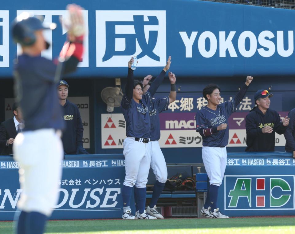 　３回、山田修斗の適時二塁打で喜ぶ創価大・立石正広（撮影・金田祐二）