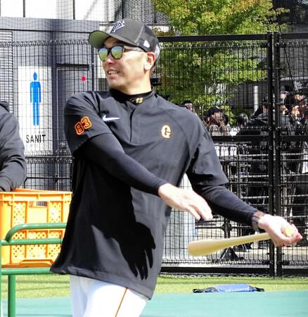 　投手陣にアメリカンノックを打つ阿部監督