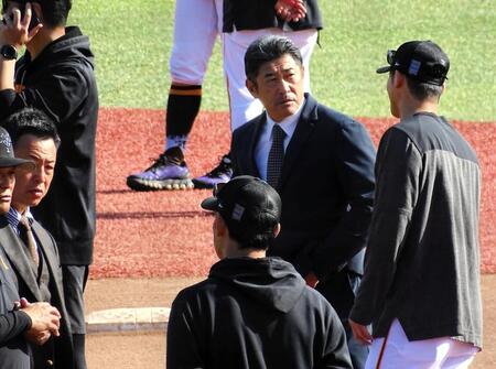 　２軍監督に就任した石井琢朗氏（右から２人目）がジャイアンツタウンスタジアムであいさつ。吉川（右）に声を掛ける