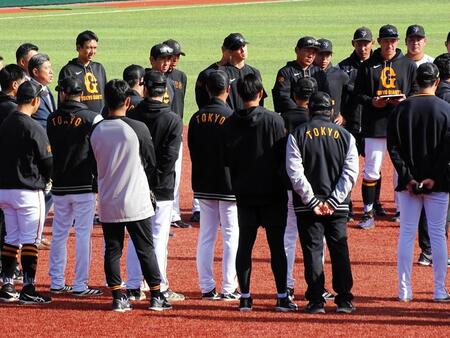 　２軍監督に就任した石井琢朗氏（左から４人目）は練習前の円陣で挨拶