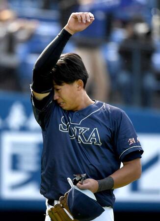 　まさかの転サヨナラ負けに涙をぬぐう創価大・立石正広（中央）＝撮影・佐藤厚