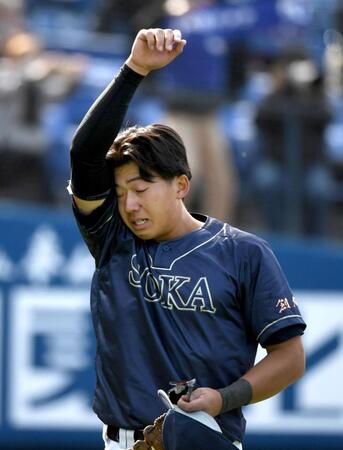 　まさかの逆転サヨナラ負けに涙をぬぐう創価大・立石正広（中央）＝影・佐藤厚