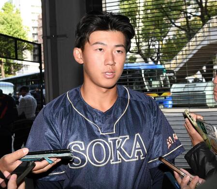 　記者の質問に答える創価大・立石正広（撮影・佐藤厚）