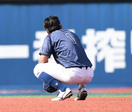 　９回、石崎の２ランで逆転サヨナラ負けし、崩れ落ちる創価大・立石正広（撮影・佐藤厚）