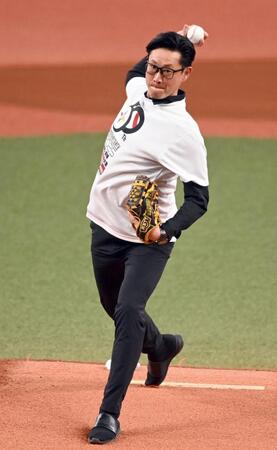 オリックス・岸田監督が豪快投球　社会人野球日本選手権で始球式