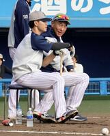 　内山（手前）に話しかける池山監督