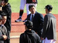 　２軍監督に就任した石井琢朗氏（右から２人目）がジャイアンツタウンスタジアムであいさつ。吉川（右）に声を掛ける