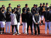 　２軍監督に就任した石井琢朗氏（左から４人目）は練習前の円陣で挨拶