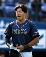 　応援席に向かってあいさつする創価大・立石正広（撮影・佐藤厚）