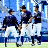 　９回、まさかの逆転サヨナラ負けに肩を落とす創価大・立石正広（中央）＝撮影・佐藤厚