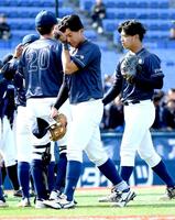 　まさかの逆転サヨナラ負けに涙を流す創価大・立石正広（中央）＝撮影・佐藤厚
