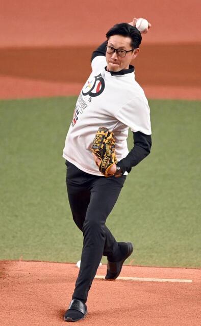 オリックス・岸田監督が豪快投球 社会人野球日本選手権で始球式/野球