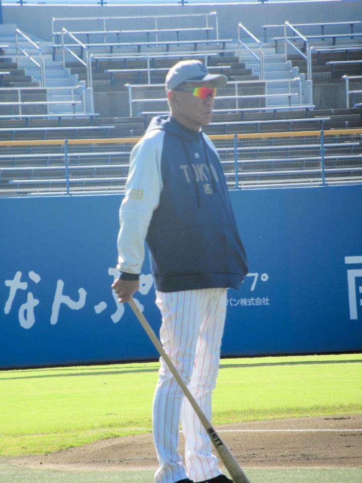 　選手の動きを見守る池山監督