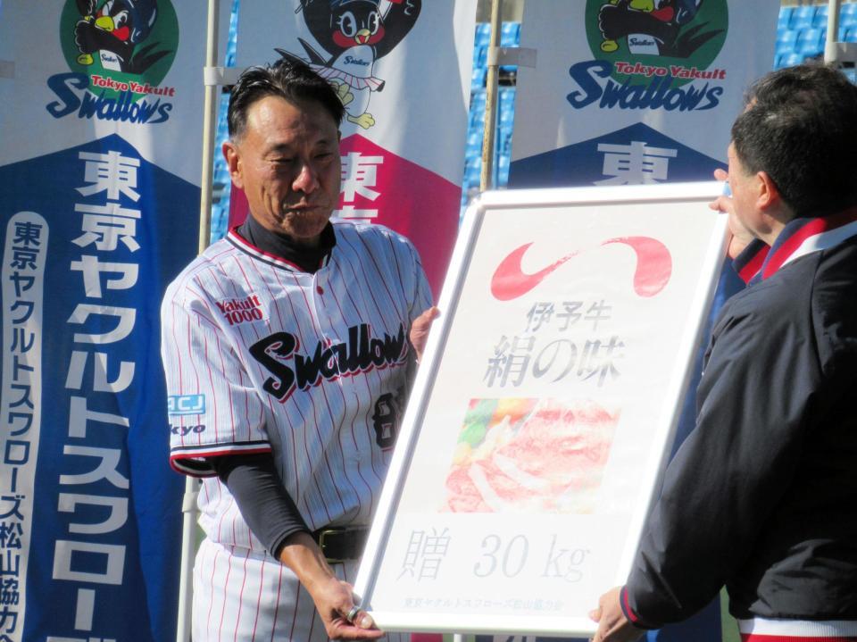 　歓迎セレモニーに出席した池山新監督