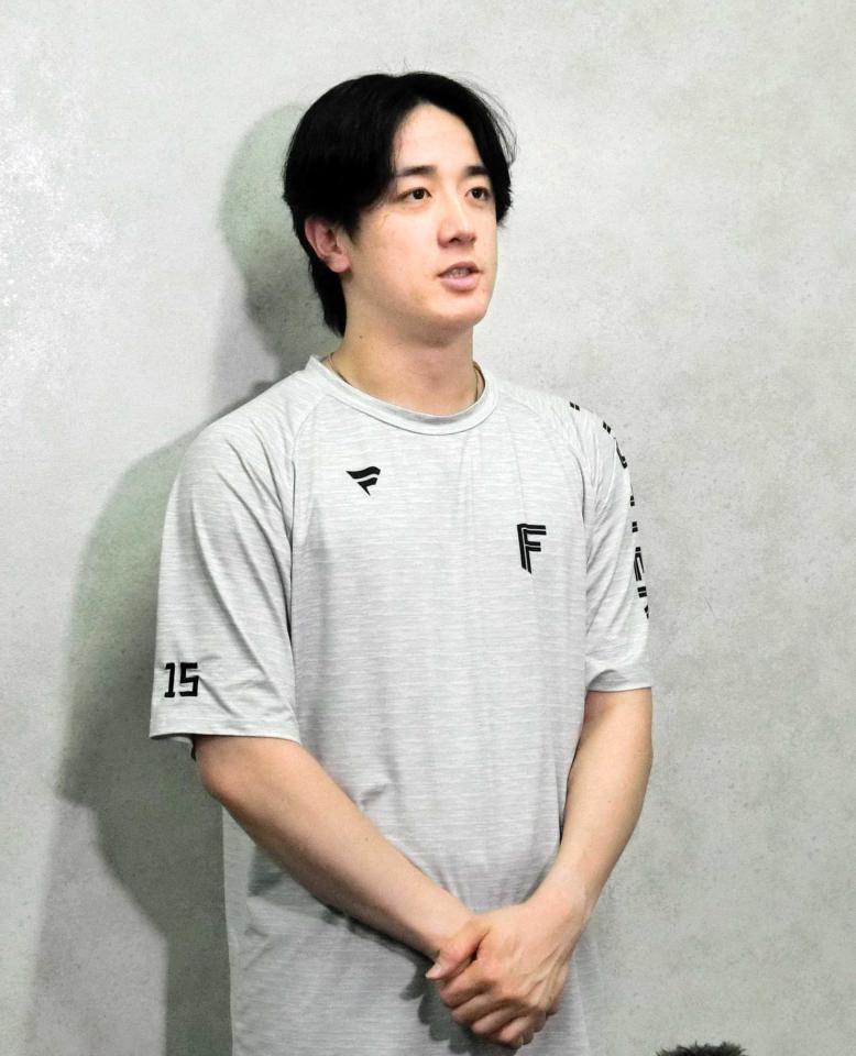 　秋季キャンプの４日目を終え、取材に応じる北山