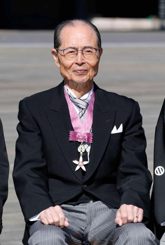 　文化勲章の親授式を終え、記念写真に納まるスポーツ振興の王貞治会長