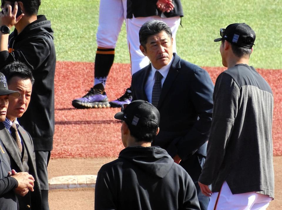 　２軍監督に就任した石井琢朗氏（右から２人目）がジャイアンツタウンスタジアムであいさつ。吉川（右）に声を掛ける