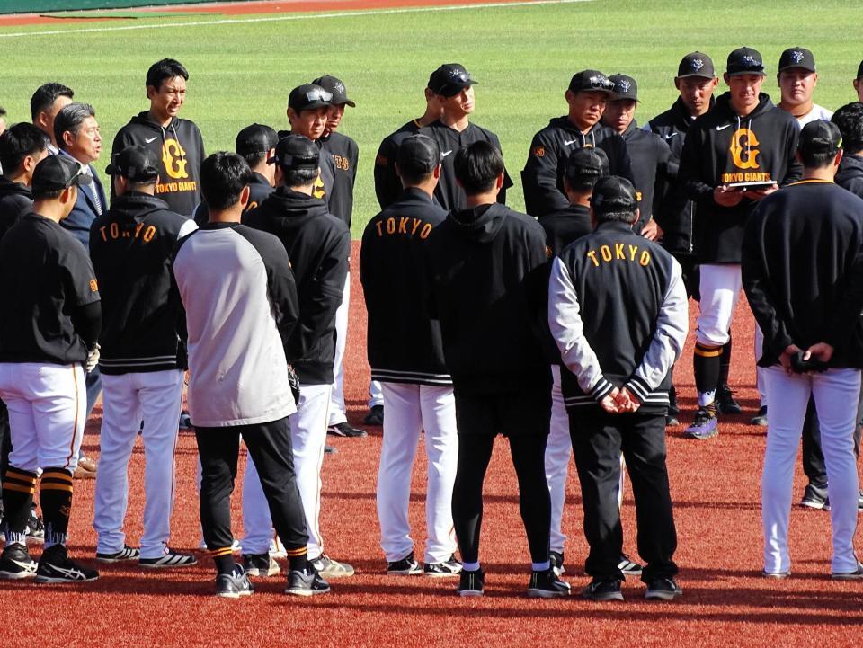 　２軍監督に就任した石井琢朗氏（左から４人目）は練習前の円陣で挨拶